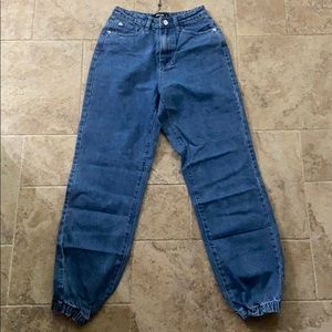 HIGH RISE JOGGER MOM JEANS MISSGUIDED